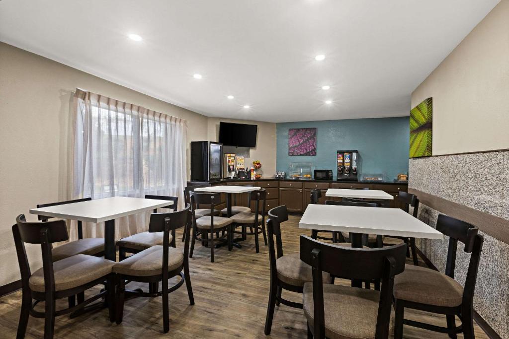 Pet Friendly Hotels Lithonia GA